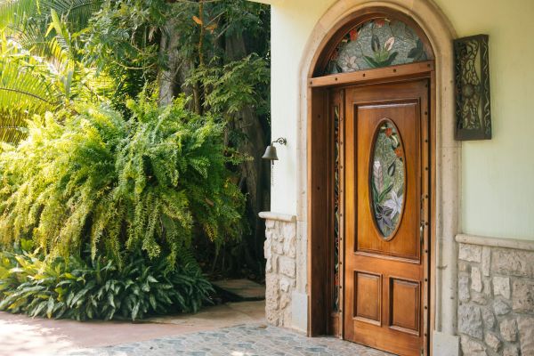 5 solutions efficaces pour isoler une porte d'entrée en bois