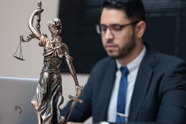 Comment choisir le meilleur avocat en france en 2025